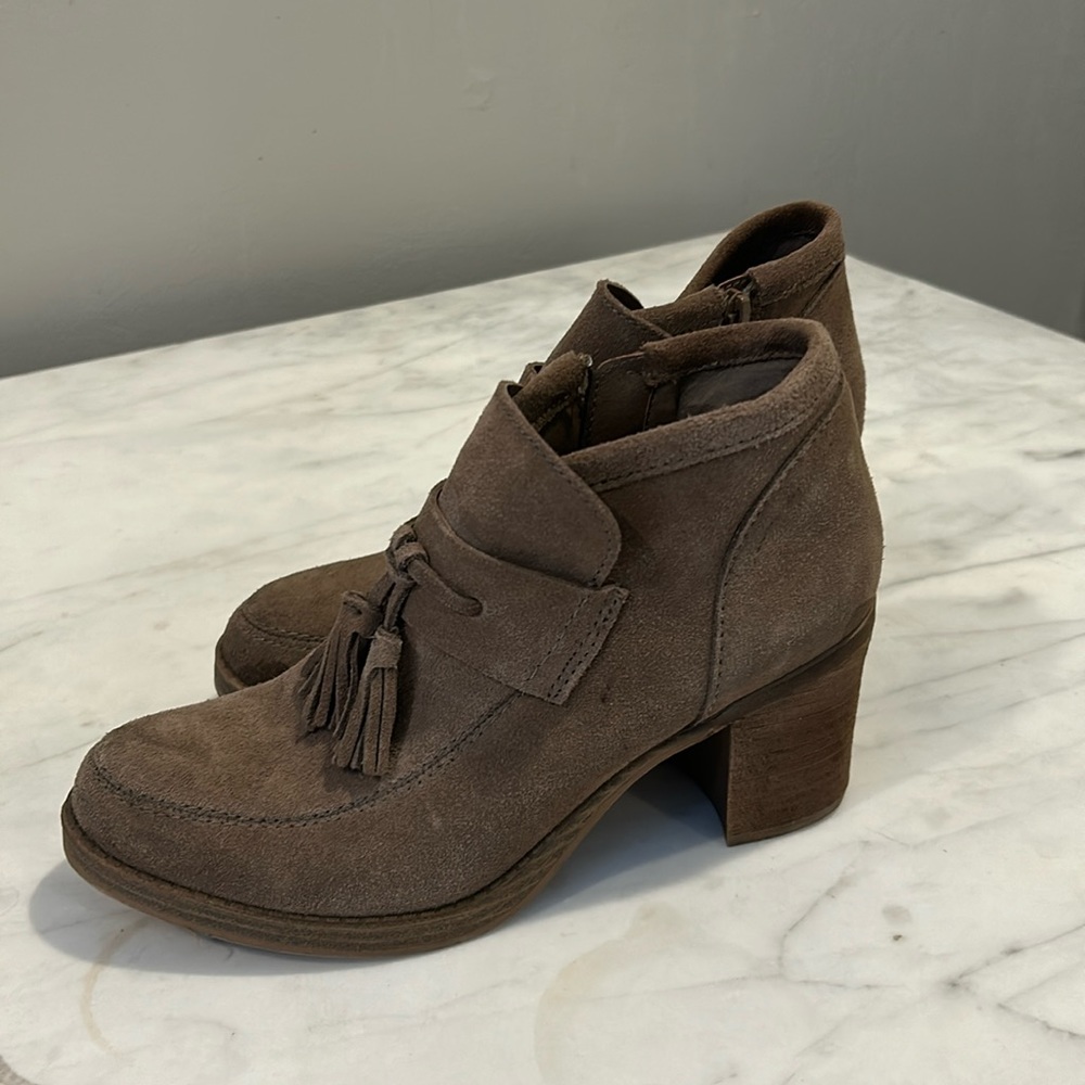 Nine West tan suede booties with fringe tie